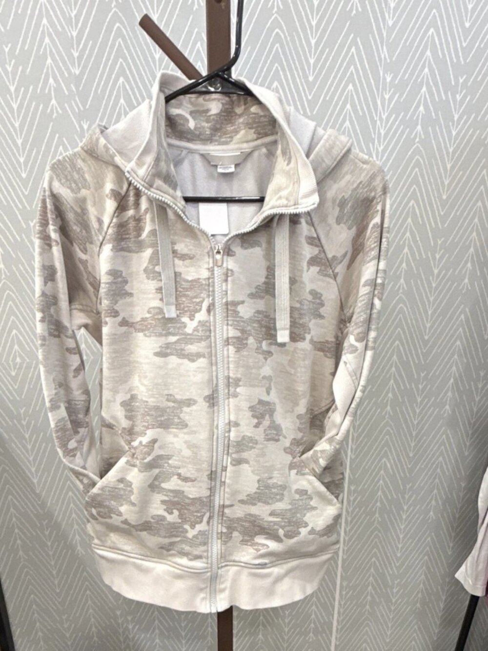 Athleta Women's L Full Zip Hooded Hoodie Gray Camo Triumph Pockets Thumbholes - Picture 12 of 12